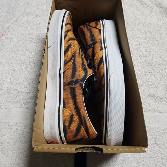 VANS ERA Men's 4.5 / Women's 6 Skate Shoes Tiger/True White - Picture 2 of 7